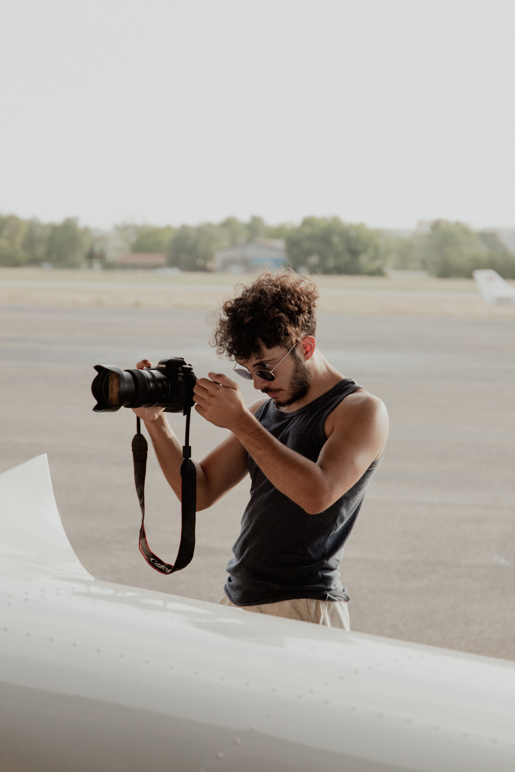 http://Photographe%20en%20train%20de%20prendre%20une%20photo%20sur%20une%20piste%20d'aérodrome