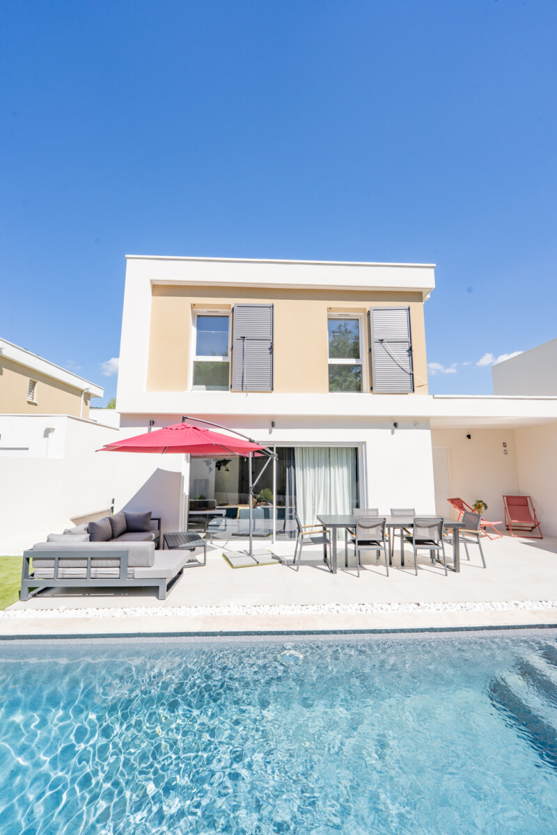 Photographie immobiliere d'une facade d'une villa sur Aix en Provence avec la piscine au premier plan